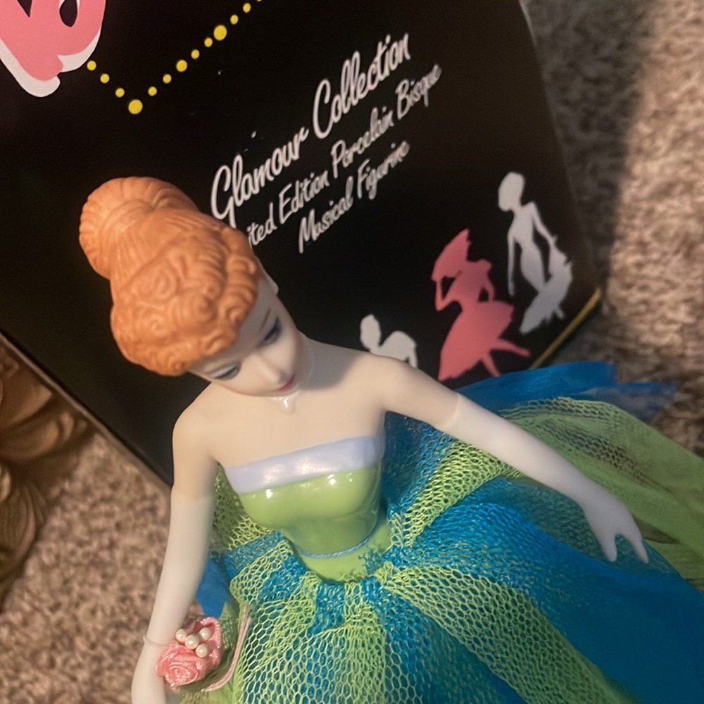 Barbie - 1963 Senior Prom Porcelain Musical figurine. (Reproduction 1994) - Picture 13 of 17